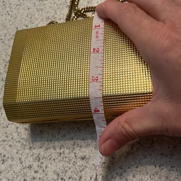 Vtg. Gold hard box purse with chain - Picture 11 of 12